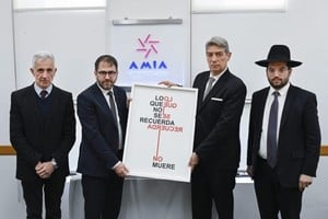 El presidente de la Corte Suprema, Horacio Rosatti, junto al titular de AMIA, Amos Linetzky, el rabino Eliahu Hamra y el director ejecutivo de la entidad, Daniel Pomerantz.