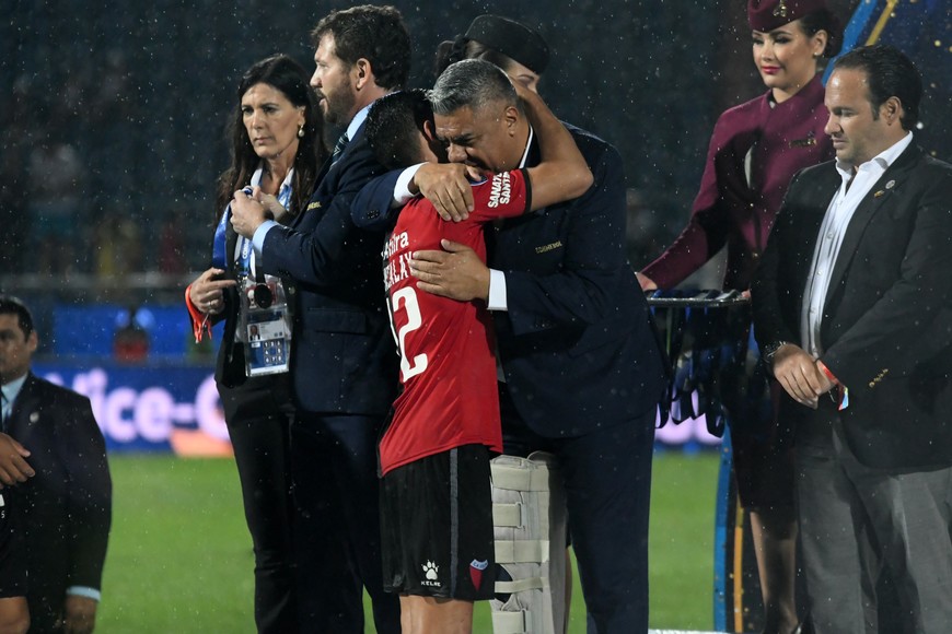 Un sabalero de ley. Tomás Chancalay, recibiendo el cálido abrazo de Claudio "Chiqui" Tapia en La Olla, el día de los 40.000 en la final de la Sudamericana contra Independiente del Valle. Crédito: Carolina Niklison