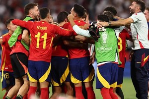 No es para menos. Los jugadores de la selección española celebran el pase a la final de la Eurocopa después de ganar a Francia 2-1