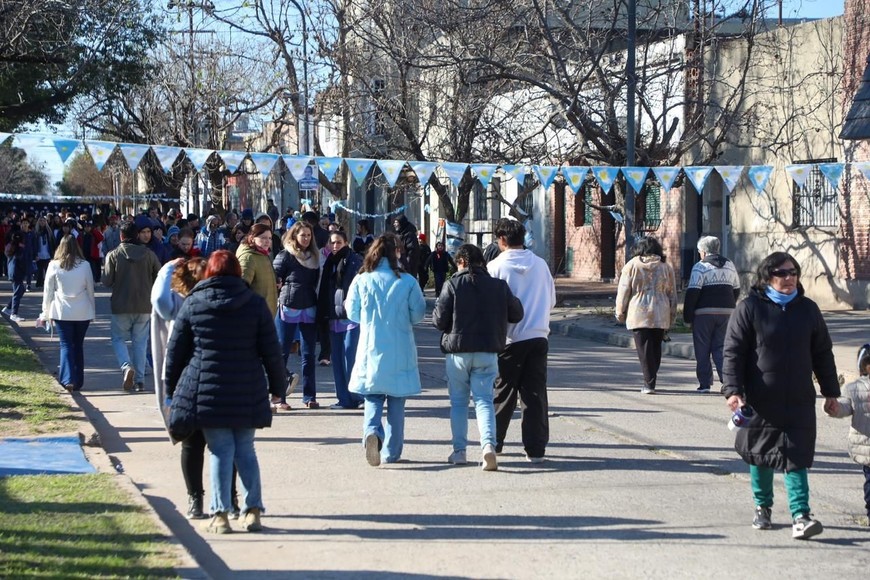 Celeste y blanco. Los vecinos de San Lorenzo “tomaron pacíficamente” las calles para celebrar la fecha patria. La IBF logró su cometido.