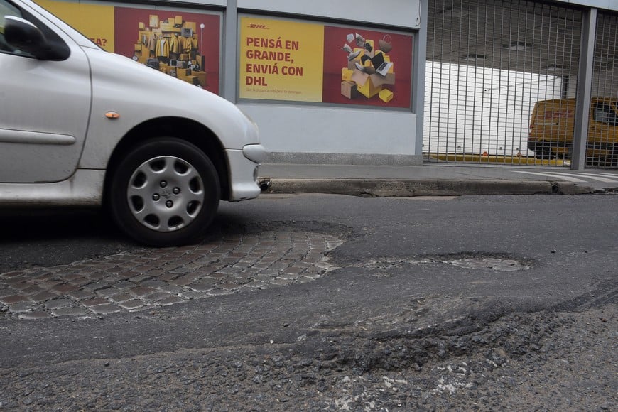 Un tramo de Irigoyen Freyre, "detonada" de baches.