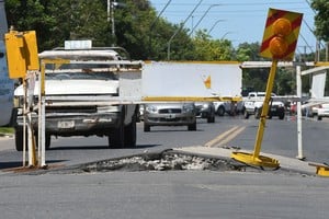 Un preocupante levantamiento del asfalto en la Avenida General Paz. Crédito: Mauricio Garín