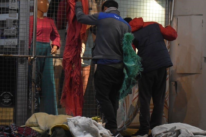 La mayoría de las personas que duermen en la calle se ubican en el macrocentro santafesino. Foto: Manuel Fabatía