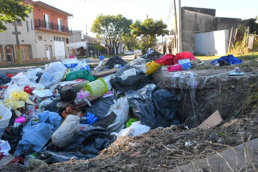 Un basural a cielo abierto en calles Ricardo Aldao y República Dominicana, en barrio Mayoraz. Aquí, la inconsciencia ciudadana también es un factor negativo.