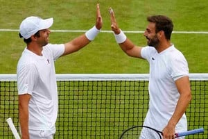 Horacio Zeballos y Marcel Granollers en el césped de Wimbledon.
