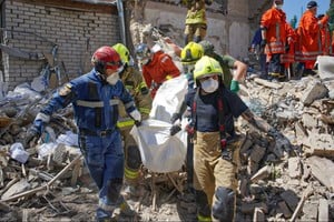 Labores de rescate en el Hospital Okhmatdyt de Kiev. Imagen captada por el Servicio de Emergencias de Ucrania.