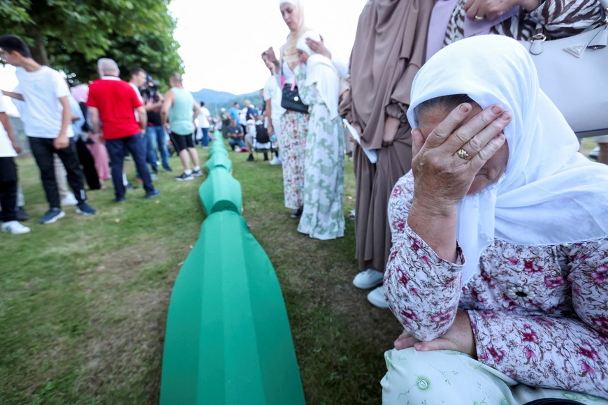 A Bosnian Muslim woman reacts near a coffin during a mass funeral at the Srebrenica Genocide Memorial in Potocari, Bosnia and Herzegovina, July 10, 2024. REUTERS/Amel Emric