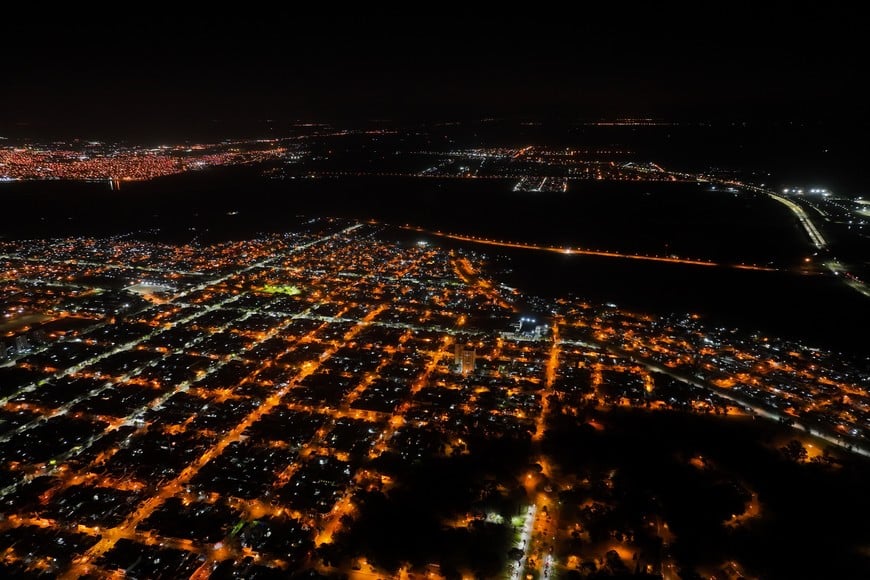 Según Poletti, “en seis meses vamos a tener toda la ciudad iluminada”. Así se ve hoy esta capital desde una postal del drone de El Litoral.