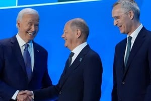 El presidente estadounidense, Joe Biden, junto al canciller alemán Olaf Scholz y el secretario general de la OTAN, Jens Stoltenberg. Protagonistas del acuerdo que inquieta a Moscú, que ya habla de "una respuesta militar" al mismo.