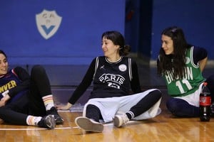 “Un tiro cada uno”, conmovedora propuesta que se puso en escena en un escenario diferente: la cancha de básquet del Club Peñarol. Foto: Gentileza FTR24