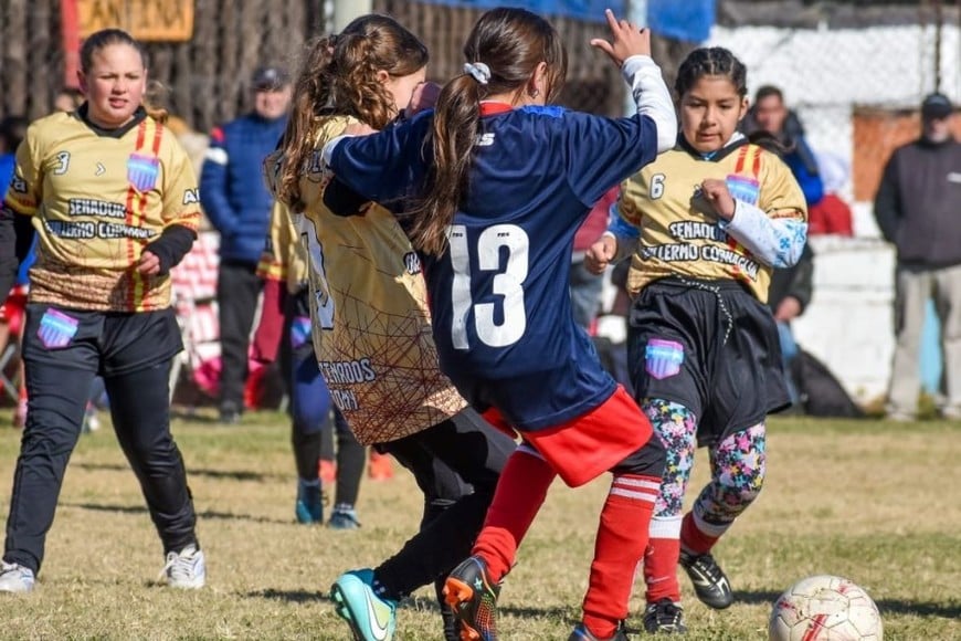 Diversión asegurada. Jugar al fútbol despierta pasión en las niñas de muy corta edad.