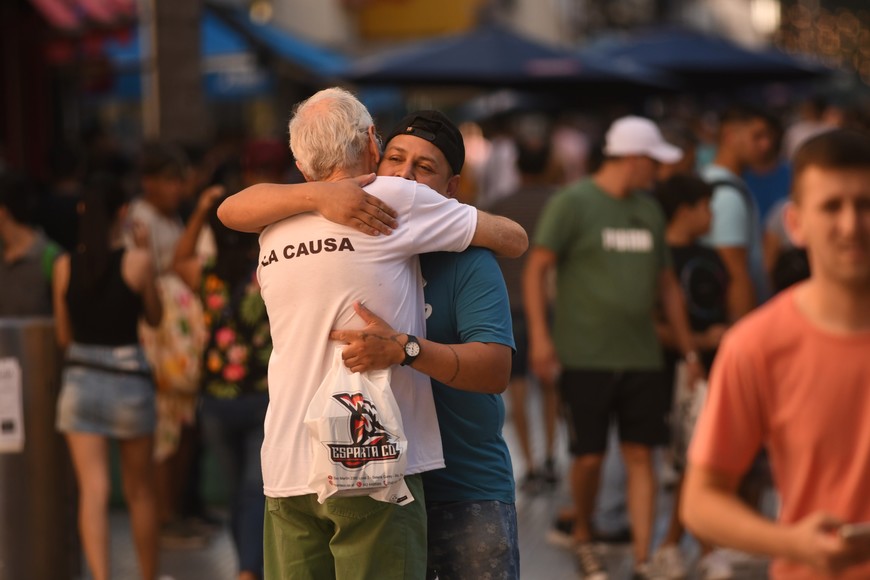 El legislador local, de espaldas, ofreciendo abrazos en plena peatonal.