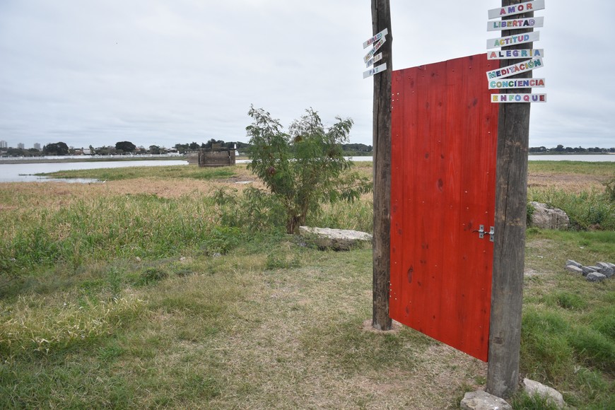 El año pasado, Perman instaló una puerta roja frente a la Laguna Setúbal. Fue un “portal de acceso a otra dimensión”.