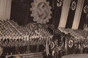 El Anschluss, la anexión de Austria por la Alemania nazi, fue celebrado con un acto multitudinario el 10 de abril de 1938 en el estadio Luna Park de Buenos Aires, Argentina. Con unos 20.000 asistentes, fue el evento más grande realizado por el nazismo fuera del territorio alemán.