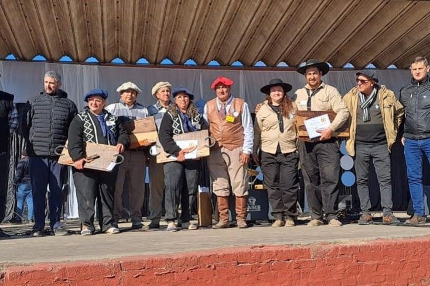 Los ganadores del tercer certamen de asadores en esta localidad.