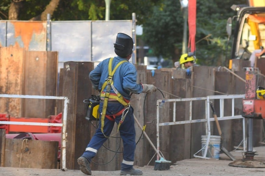 En el socavón de bulevar y 9 de Julio ya se está en condiciones de hacer la reparación transitoria. Foto: Manuel Fabatía