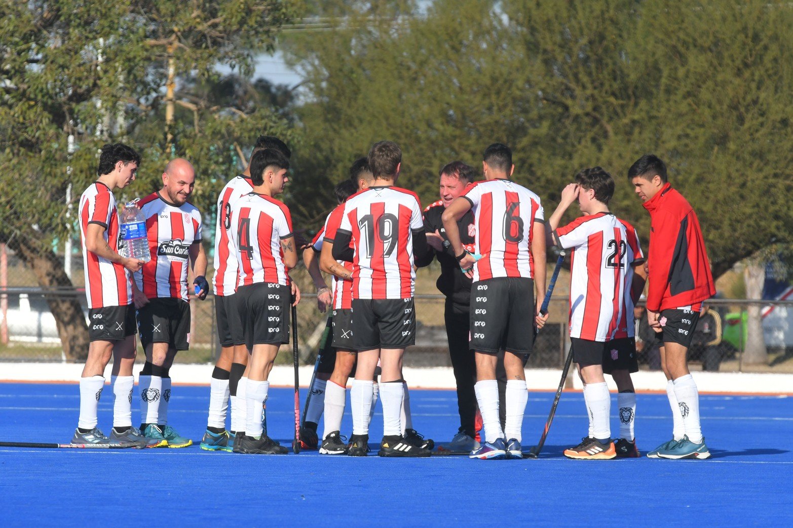 Este sábado se jugó cuartos y semifinal de la Copa Santa Fe en hockey. Universitario goleó a 9 de Julio de Rafaela en cuartos de final. 