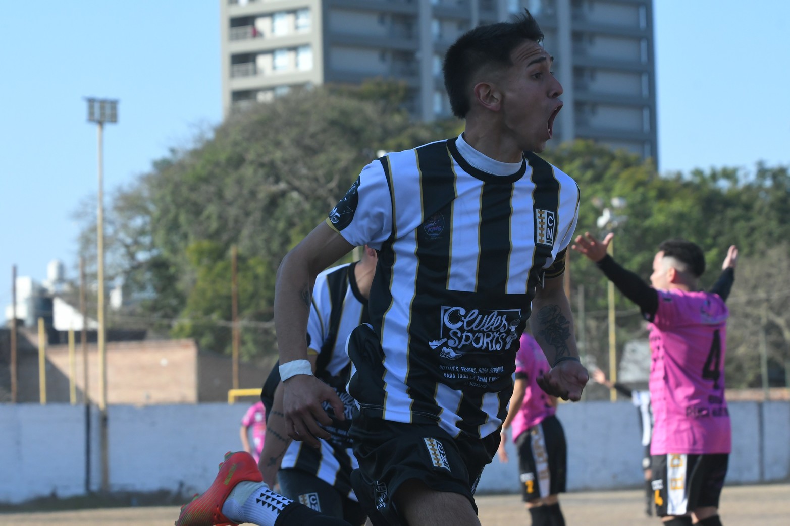 El festejo con dedicatoria de Federico Farherr. Nacional goleó 4 a 0 a Santa Rosa y se mantiene arriba en la tabla de posiciones la categoría B de la liga santafesina de fútbol.