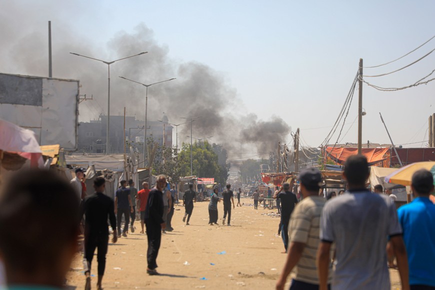 (240713) -- GAZA, 13 julio, 2024 (Xinhua) -- Imagen del 13 de julio de 2024 de humo elevándose después de un ataque aéreo israelí, en la zona de Mawasi, en la ciudad de Jan Yunis, en el sur de la Franja de Gaza. Al menos 71 palestinos murieron y otros 289 resultaron heridos el sábado por un ataque aéreo israelí contra tiendas de desplazados en la zona de Mawasi, de la ciudad de Jan Yunis, en el sur de Gaza, informaron las autoridades sanitarias de Gaza. (Xinhua/Rizek Abdeljawad) (oa) (ra) (da)