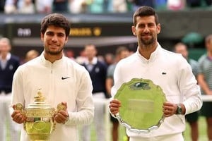 Por la revancha. Novak Djokovic perdió con Carlos Alcaraz el año pasado y este domingo tendrá la posibilidad de revertir la imagen para llevarse el trofeo del Grand Slam británico. Archivo