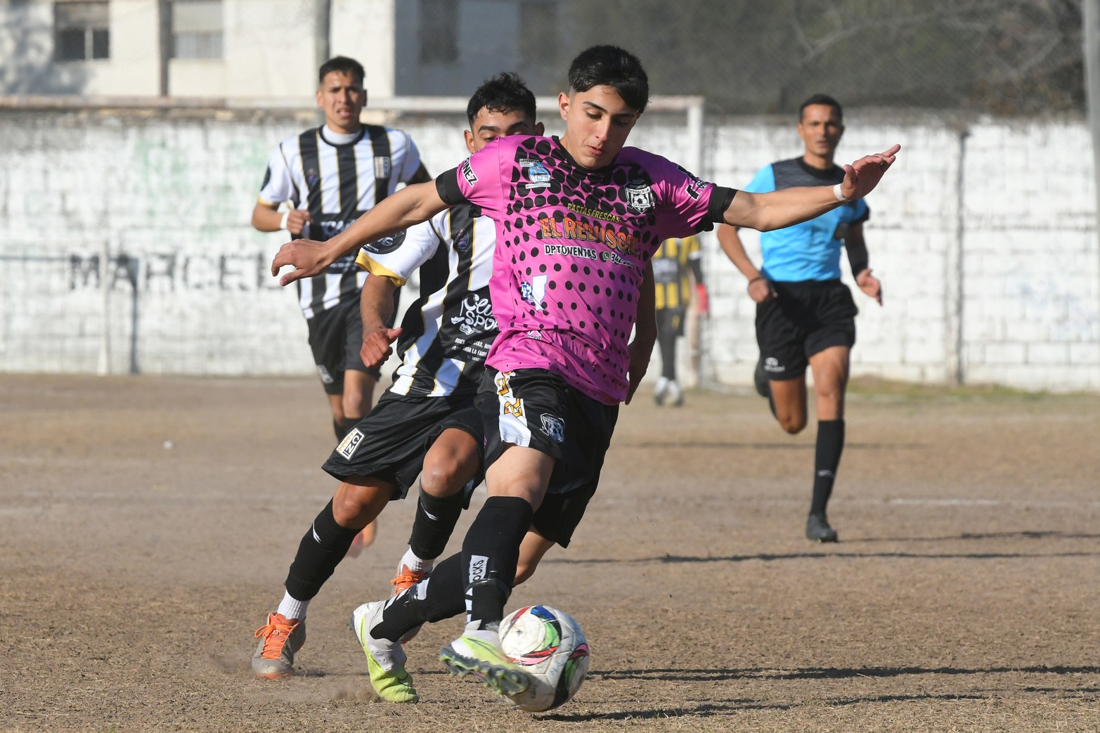 Nacional goleó 4 a 0 a Santa Rosa y se mantiene arriba en la tabla de posiciones la categoría B de la liga santafesina de fútbol.