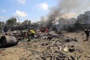 (240713) -- GAZA, 13 julio, 2024 (Xinhua) -- Imagen del 13 de julio de 2024 de edificios y vehículos destruidos después de un ataque aéreo israelí, en la zona de Mawasi, en la ciudad de Jan Yunis, en el sur de la Franja de Gaza. Al menos 71 palestinos murieron y otros 289 resultaron heridos el sábado por un ataque aéreo israelí contra tiendas de desplazados en la zona de Mawasi, de la ciudad de Jan Yunis, en el sur de Gaza, informaron las autoridades sanitarias de Gaza. (Xinhua/Rizek Abdeljawad) (oa) (ra) (da)