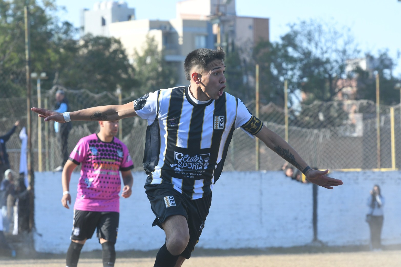 El festejo con dedicatoria de Federico Farherr. Nacional goleó 4 a 0 a Santa Rosa y se mantiene arriba en la tabla de posiciones la categoría B de la liga santafesina de fútbol.