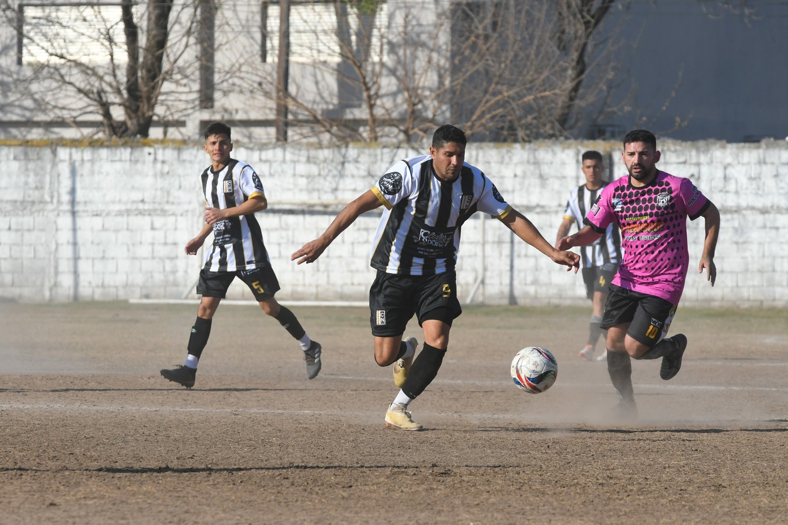 Nacional goleó 4 a 0 a Santa Rosa y se mantiene arriba en la tabla de posiciones la categoría B de la liga santafesina de fútbol.