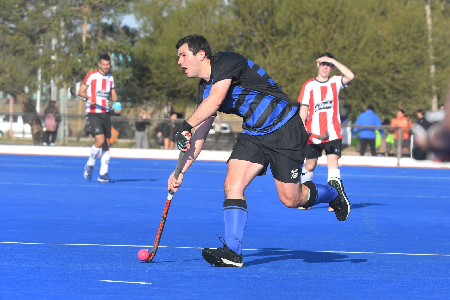 Este sábado se jugó cuartos y semifinal de la Copa Santa Fe en hockey. Universitario goleó a 9 de Julio de Rafaela en cuartos de final. 