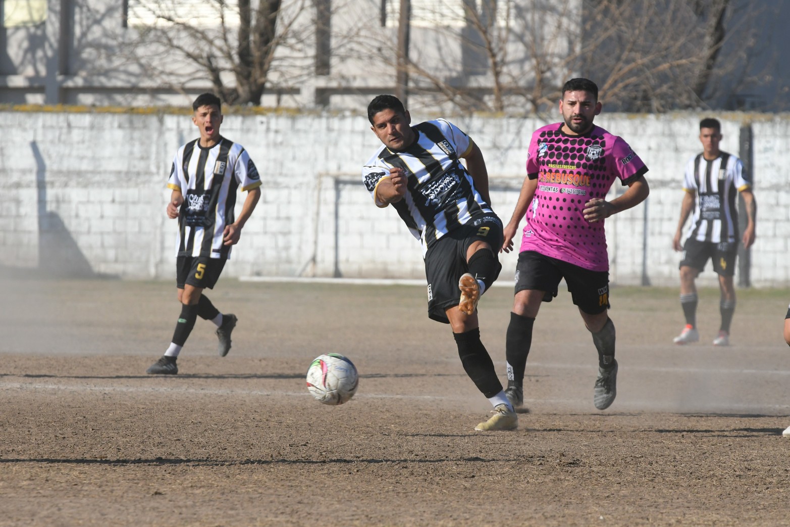 Nacional goleó 4 a 0 a Santa Rosa y se mantiene arriba en la tabla de posiciones la categoría B de la liga santafesina de fútbol.