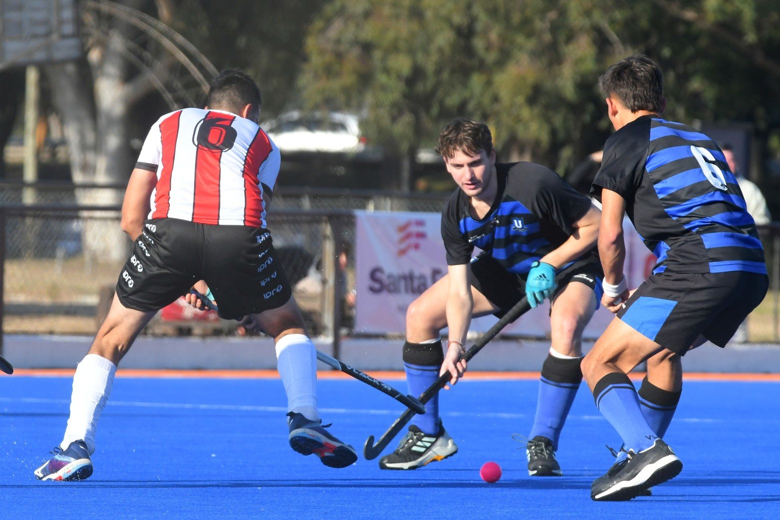 Este sábado se jugó cuartos y semifinal de la Copa Santa Fe en hockey. Universitario goleó a 9 de Julio de Rafaela en cuartos de final. 