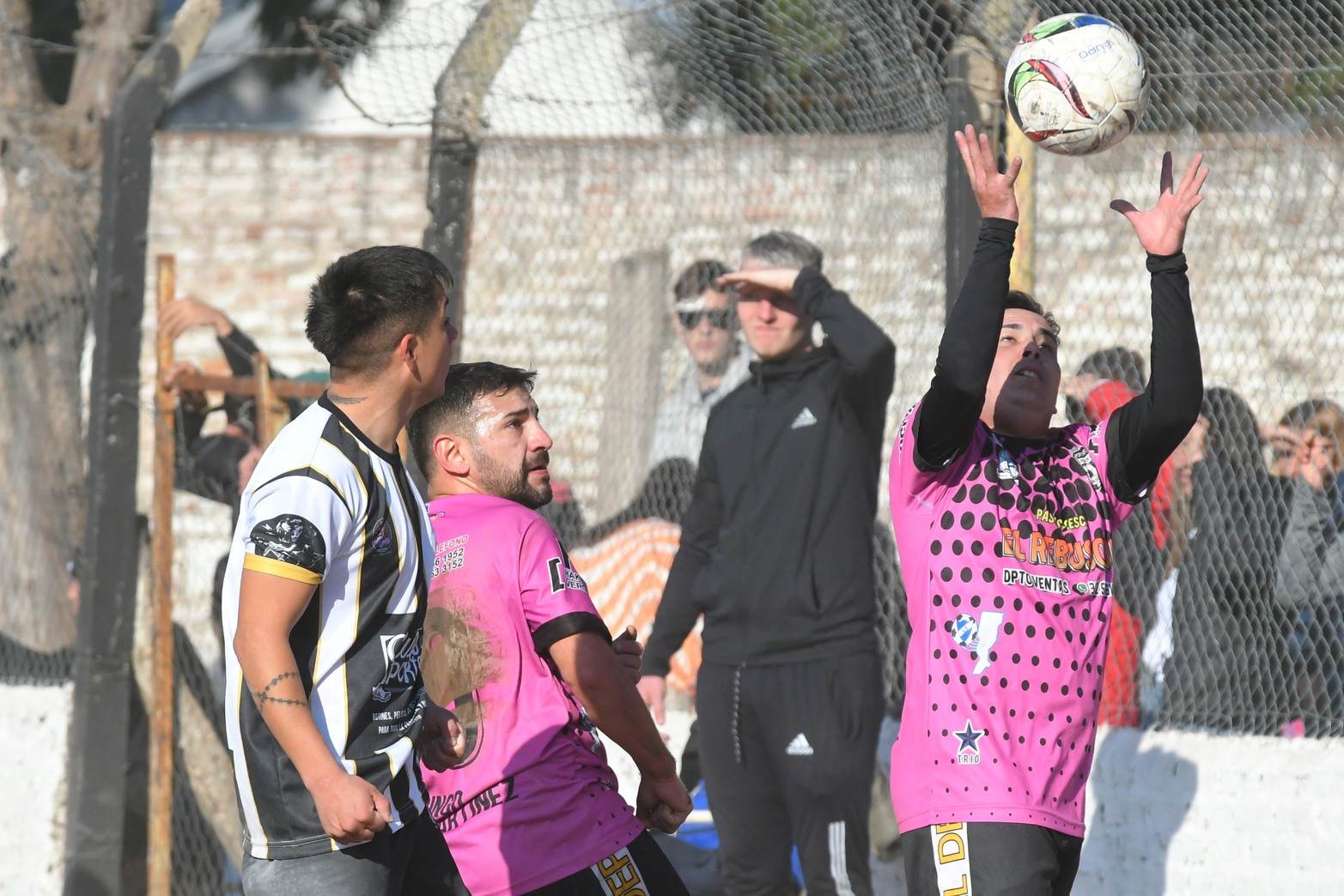 Nacional goleó 4 a 0 a Santa Rosa y se mantiene arriba en la tabla de posiciones la categoría B de la liga santafesina de fútbol.