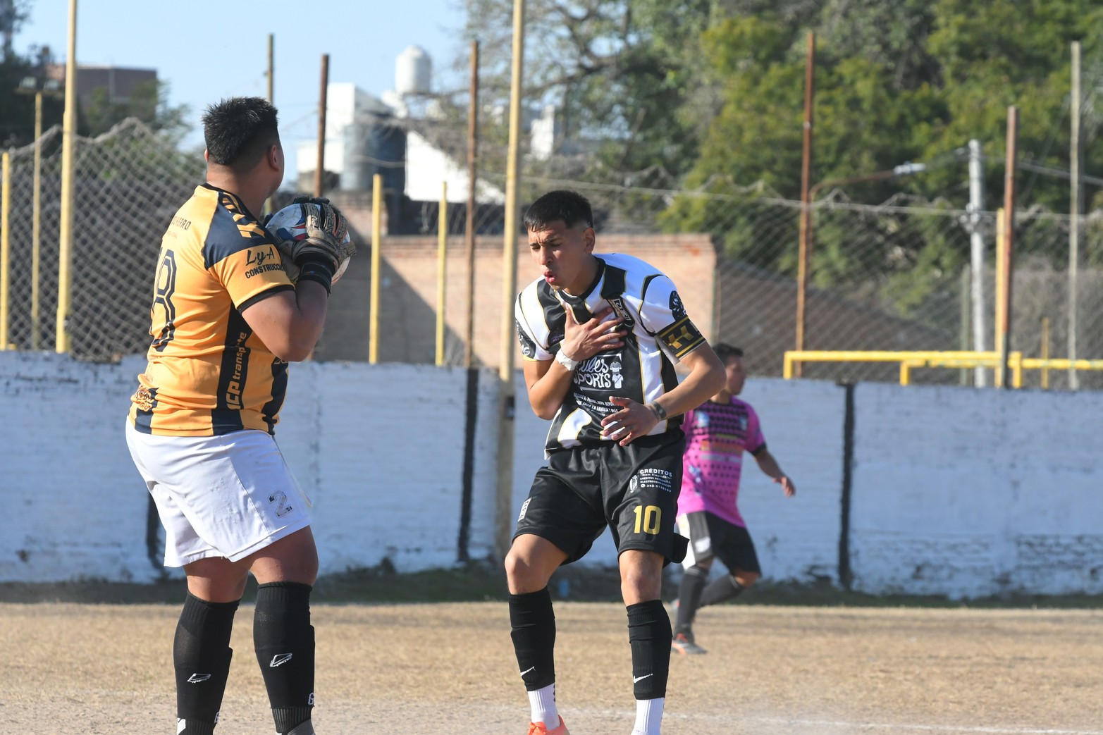 Nacional goleó 4 a 0 a Santa Rosa y se mantiene arriba en la tabla de posiciones la categoría B de la liga santafesina de fútbol.