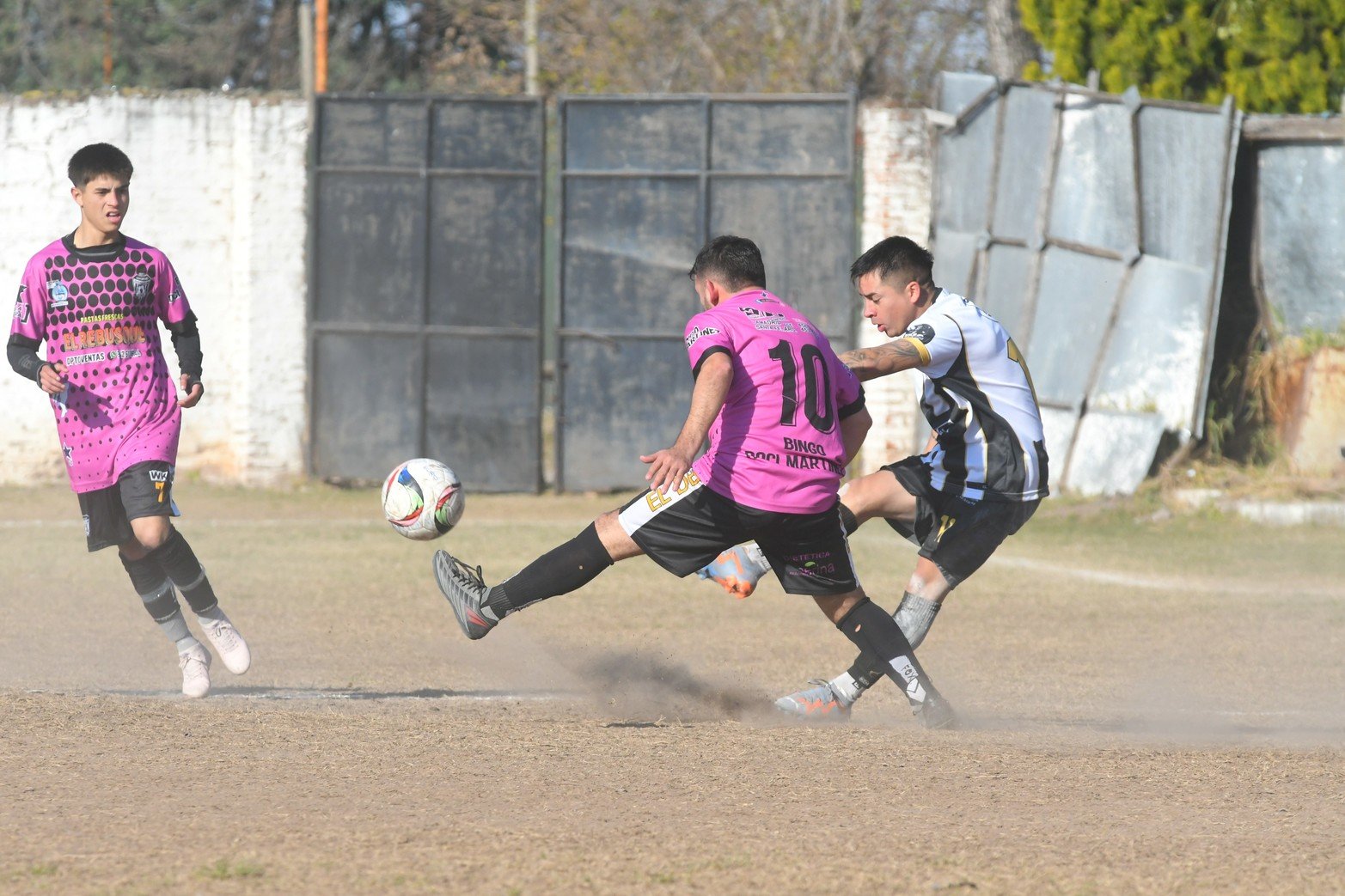 Nacional goleó 4 a 0 a Santa Rosa y se mantiene arriba en la tabla de posiciones la categoría B de la liga santafesina de fútbol.