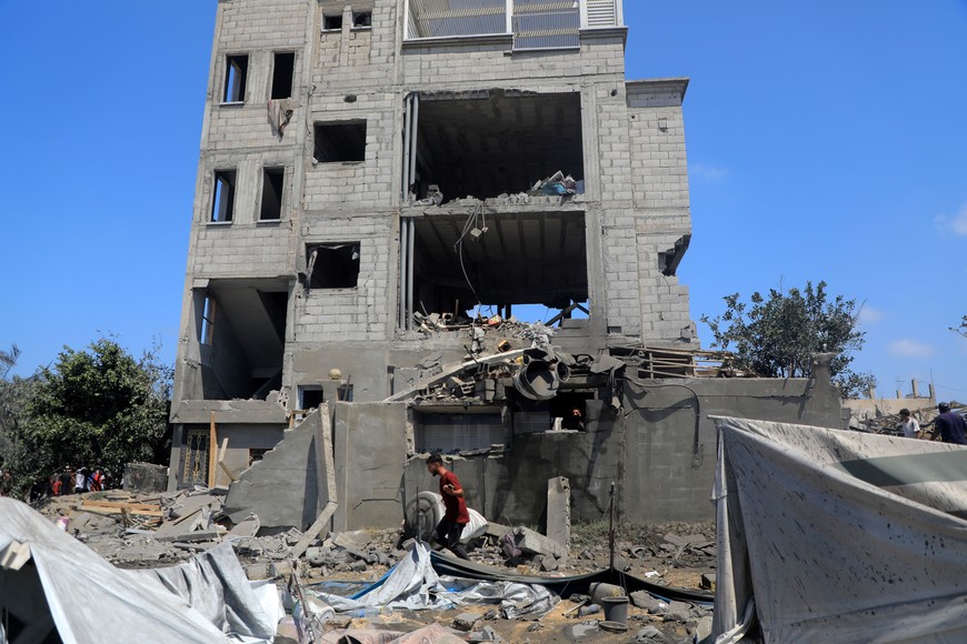 (240713) -- GAZA, 13 julio, 2024 (Xinhua) -- Un hombre revisa los escombros después de un ataque aéreo israelí, en la zona de Mawasi, en la ciudad de Jan Yunis, en el sur de la Franja de Gaza, el 13 de julio de 2024. Al menos 71 palestinos murieron y otros 289 resultaron heridos el sábado por un ataque aéreo israelí contra tiendas de desplazados en la zona de Mawasi, de la ciudad de Jan Yunis, en el sur de Gaza, informaron las autoridades sanitarias de Gaza. (Xinhua/Rizek Abdeljawad) (oa) (ra) (da)