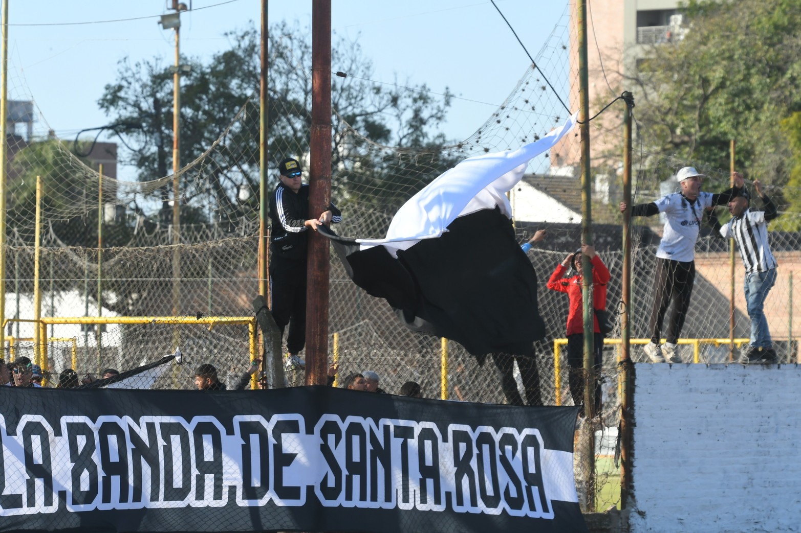 Nacional goleó 4 a 0 a Santa Rosa y se mantiene arriba en la tabla de posiciones la categoría B de la liga santafesina de fútbol.