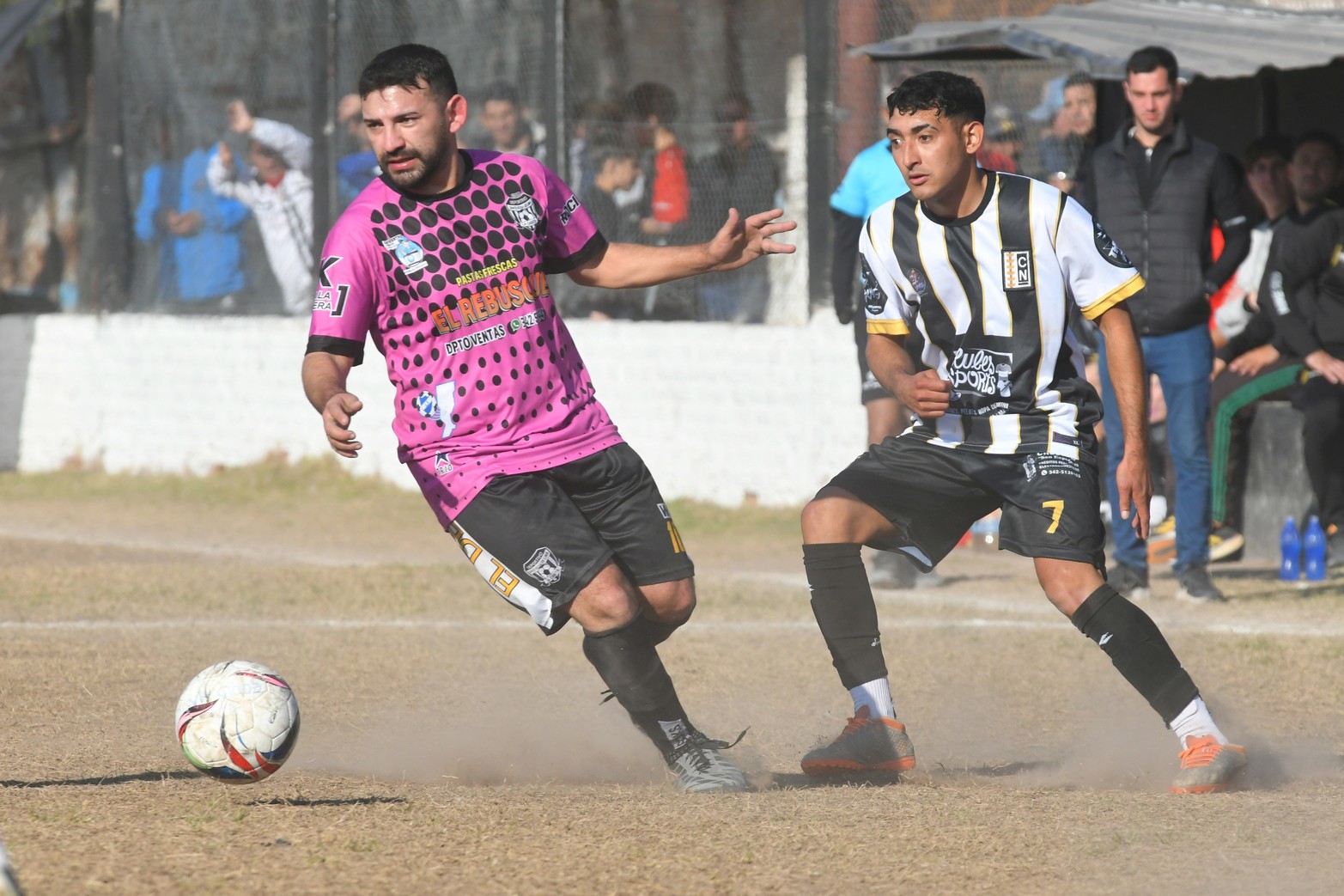 Nacional goleó 4 a 0 a Santa Rosa y se mantiene arriba en la tabla de posiciones la categoría B de la liga santafesina de fútbol.