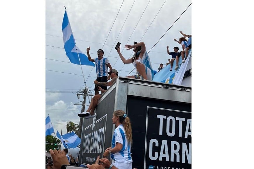 Los argentinos llevan a cabo un nuevo banderazo en la tradicional esquina de la avenida Collins y la calle 73 en Miami Beach