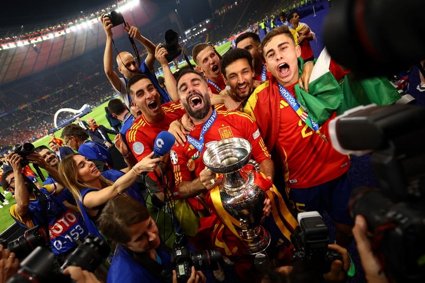 Soccer Football - Euro 2024 - Final - Spain v England - Berlin Olympiastadion, Berlin, Germany - July 14, 2024
Spain's Dani Carvajal, Ferran Torres, Jesus Navas, Fermin Lopez and teammates celebrate with the trophy after victory REUTERS/Kai Pfaffenbach