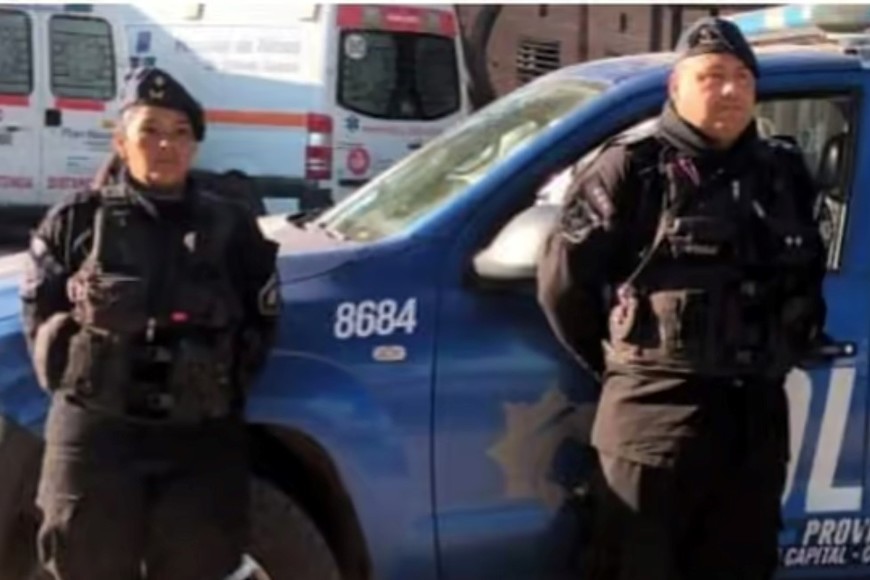 El subinspector Ulises Roda y la suboficial de Policía Gisela Ruiz, agentes policiales del Comando Radioeléctrico de Santa Fe.