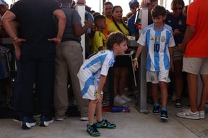 Incidentes en el ingreso al estadio para la final. La triste imagen de un niño argentino que se hizo viral. 