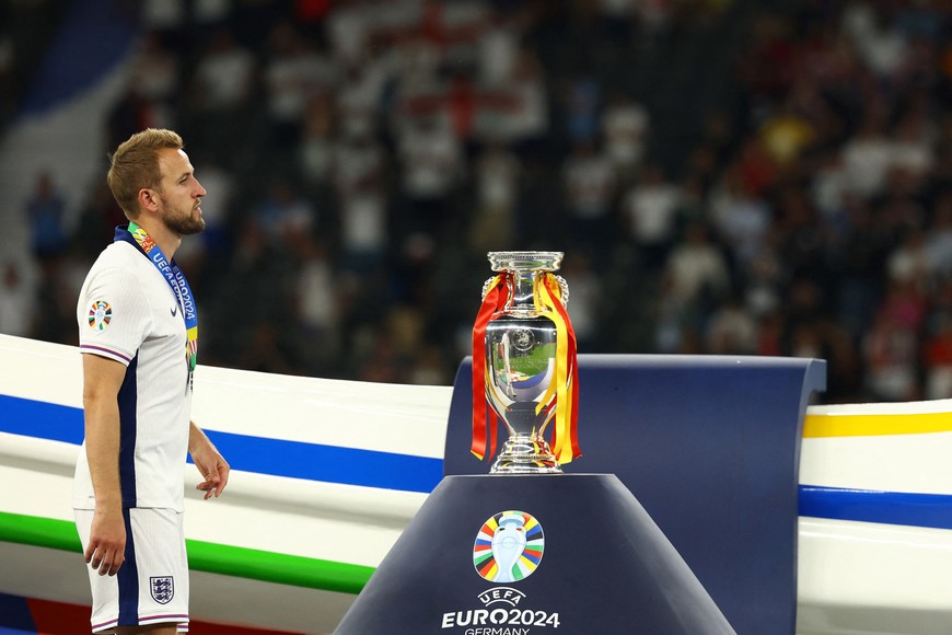 Soccer Football - Euro 2024 - Final - Spain v England - Berlin Olympiastadion, Berlin, Germany - July 14, 2024
England's Harry Kane looks dejected as he walks past the trophy after receiving his runners up medal REUTERS/Kai Pfaffenbach