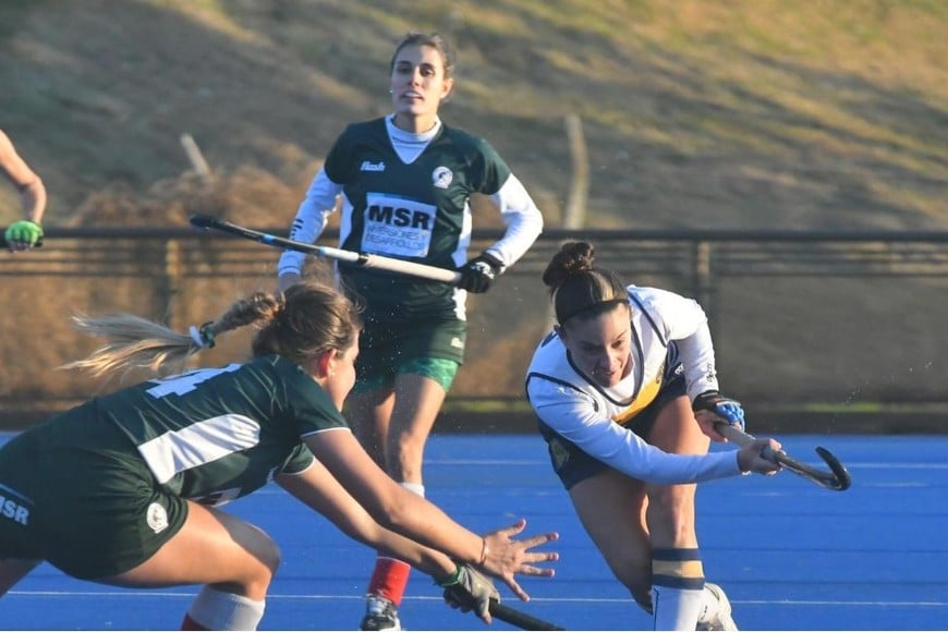 Este sábado se jugaron partidos por cuartos y semifinal del torneo de hockey femenino por la Copa Santa Fe. Foto: Mauricio Garín