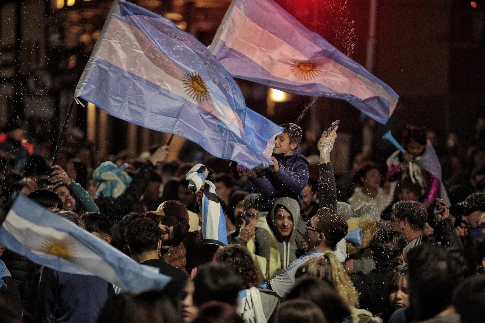 Los hinchas de la Selección de fútbol de Argentina salieron a festejar en plena madrugada.