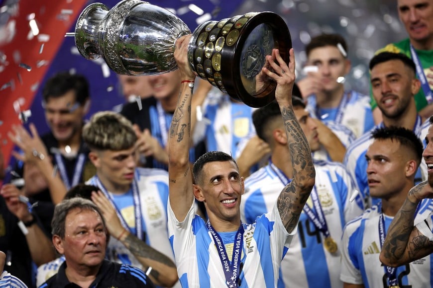 Soccer Football - Copa America 2024 - Final - Argentina v Colombia - Hard Rock Stadium, Miami, Florida, United States - July 15, 2024
Argentina's Angel Di Maria lifts the trophy as he celebrates with teammates after winning Copa America 2024 REUTERS/Agustin Marcarian