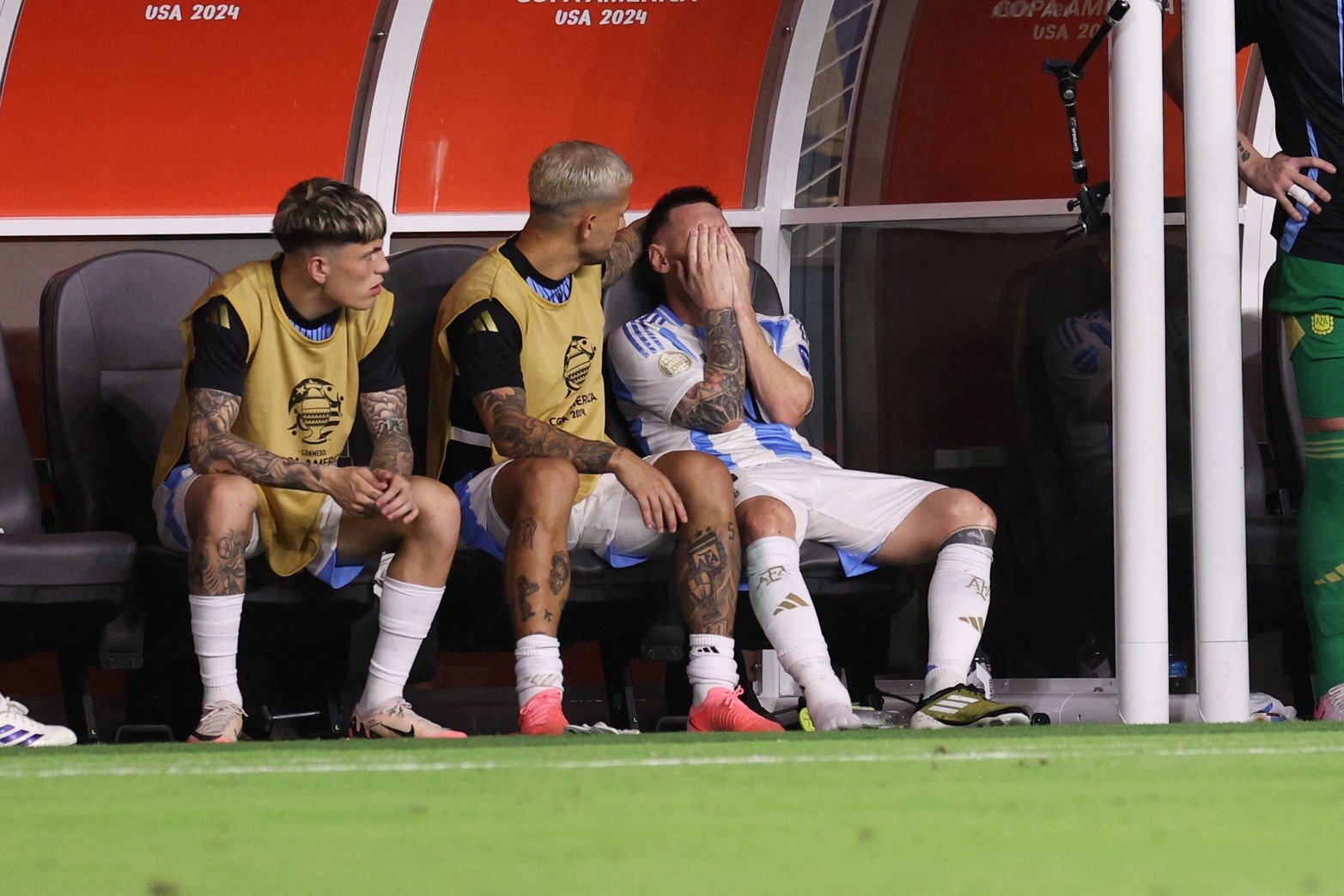 El momento crìtico. Lionel Messi en el banco lesionado.