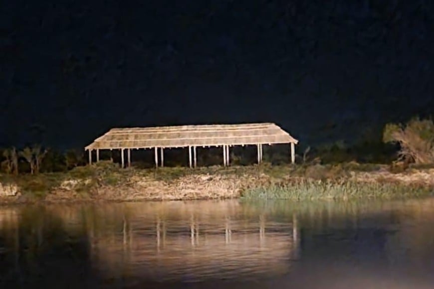 El quincho en la isla, en una visión nocturna. Está a la orilla del Río Coronda, en la otra margen.