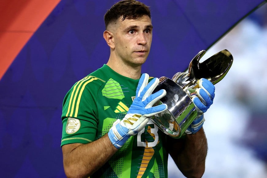 Soccer Football - Copa America 2024 - Final - Argentina v Colombia - Hard Rock Stadium, Miami, Florida, United States - July 14, 2024
Argentina's Emiliano Martinez celebrates with the golden gloves trophy after the match REUTERS/Agustin Marcarian