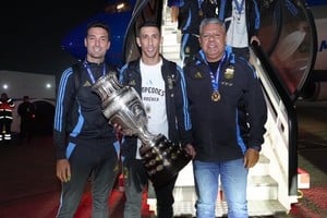 “Fideo” es el comandante de la llegada del plantel campeón. Crédito: @Argentina