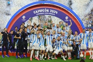 Otra copa levantada por Messi, esta vez la de América 2024. Luego de un largo recorrido y algunas frustraciones, el mejor jugador del mundo se dio el gusto ya de levantar cuatro copas en estos últimos años. Foto: REUTERS